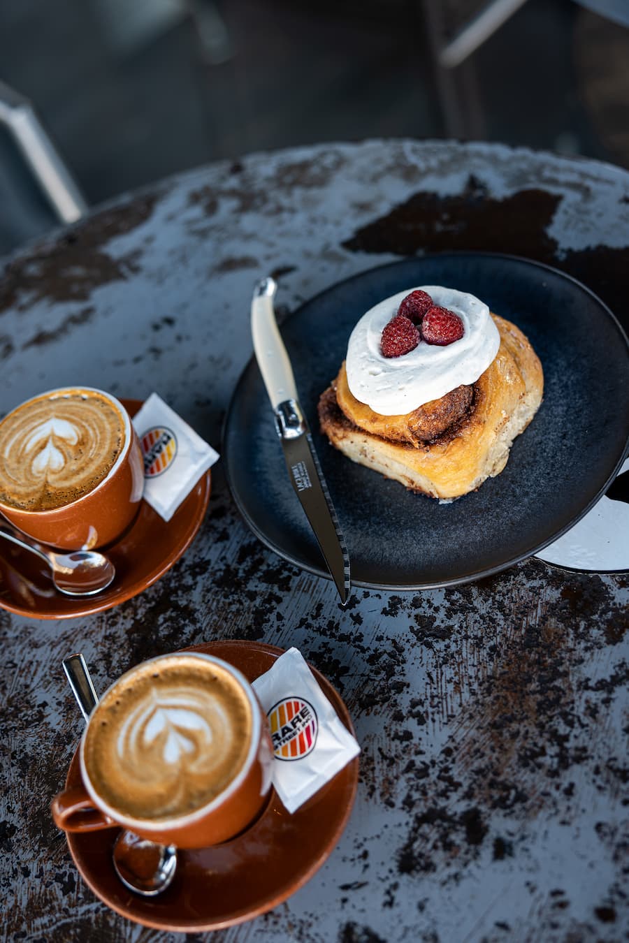 12.04.2025, Country Guide Zuerichsee, Rare Street Coffee, Cinnamon Roll "Swedish Style" (photo by Remy Steiner for Gault Millau)