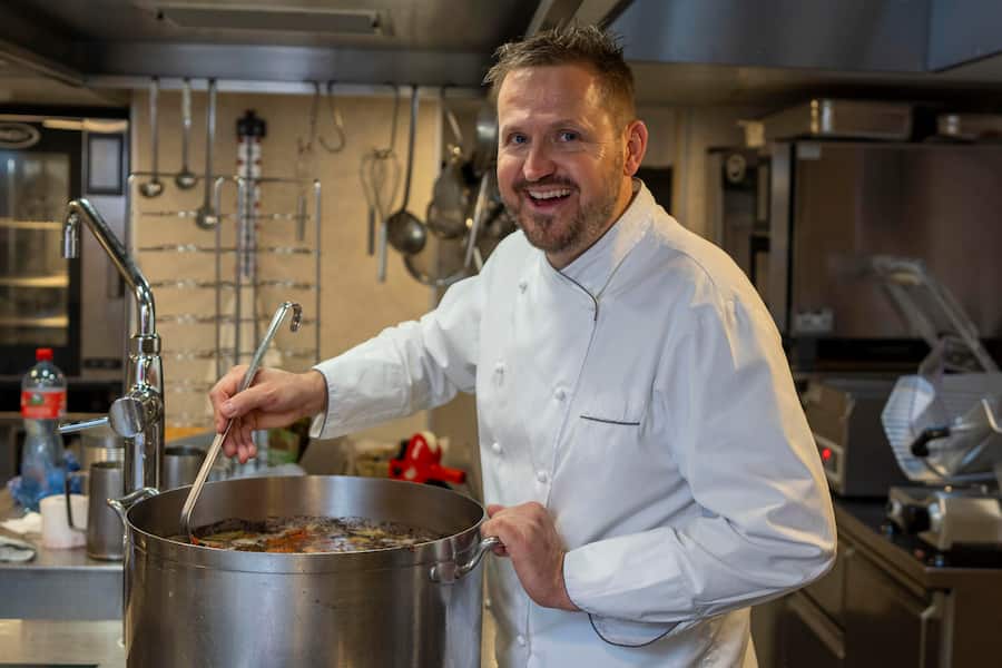 16.08.2024; Gurtnellen-Dorf (UR): Wild essen bei Beat Walker im Restaurant Im Feld; Beat Walker bei der Arbeit in seiner Küche. © Valeriano Di Domenico