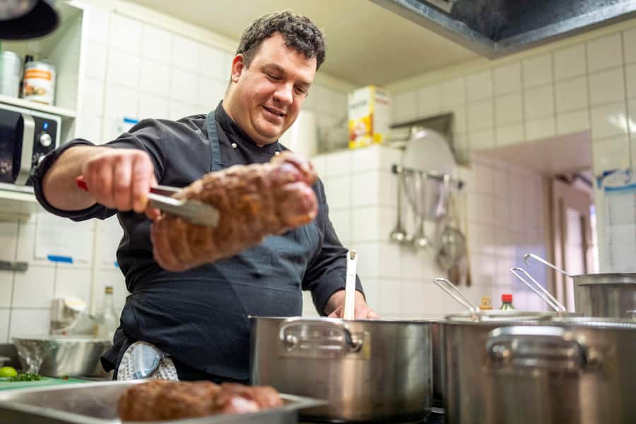 27.03.2025; Ronco S/Ascona; Il Pino Restaurant:. Dario Grossini bereitet den Brasato di Manzo vor. © Valeriano Di Domenico