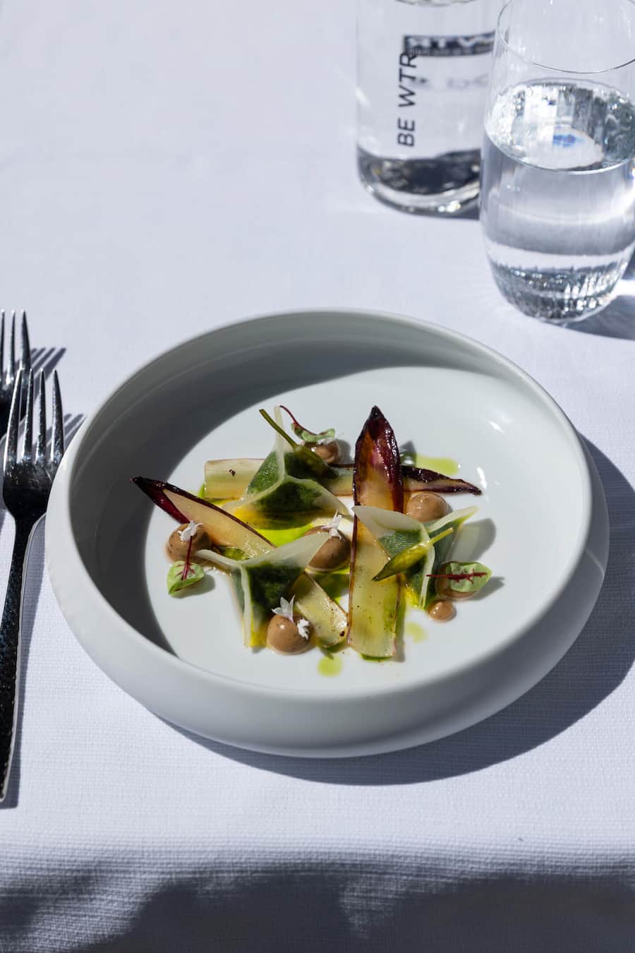 Jonas Ingold, Restaurant Zum Löwen in Messen Gericht: Gepickelte Kohlrabi Ravioli Messner Bärlauchâ Grauvieh Hartkäseâ fermentierte Knoblauchmayoâ marinierter Brüsseler Fotografiert am 11.04.2025