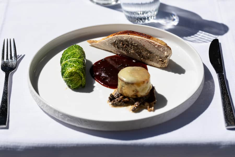 Jonas Ingold, Restaurant Zum Löwen in Messen Gerichte: Gefüllte Appenzeller Maispoulardenbrust Morchelsauce âfrische Morchel âKräuter-Käseknödel âWirz Fotografiert am 11.04.2025