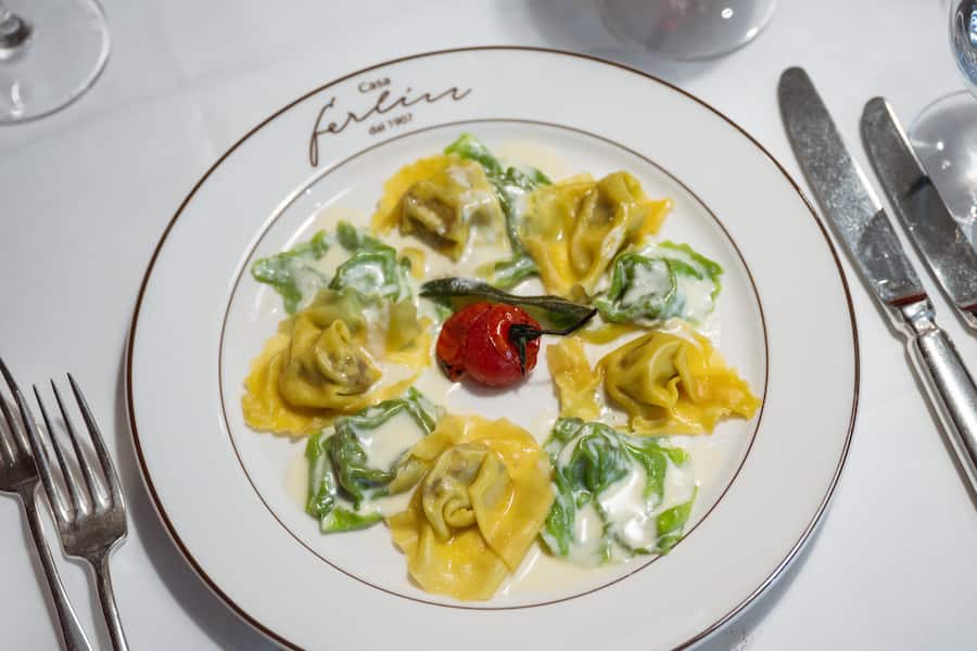 Klassiker in der «Casa Ferlin»: zweifarbige Ravioli mit Kalbfleischfüllung.