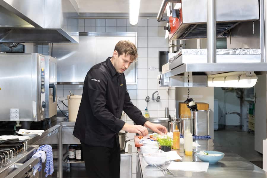 Lukas Kiener, in der KücHe am Zubereiten Amex Talente Fotografiern in der ZUR GEDULD in Burgdorf am 23.10.2024