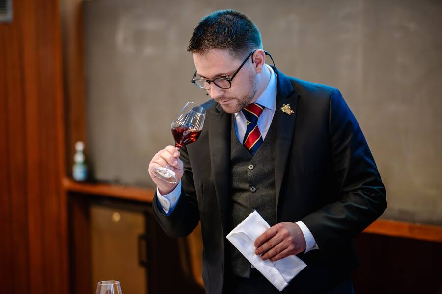 Meilleur sommelier de Suisse Mikaël Grou sommelier du Beau-Rivage à Genève