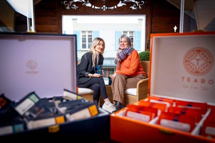16.01.2025 - chez Jürg Stäubli, Prangins propriétaire (Mme Sarah Staübli en noir et la directrice Valérie Peyre en orange de Chanoyou Tea. C'est l'alliance de Madam Sarah Stäubli et d'une maître thé ( Valérie Peyre ). C'est du thé haut de gamme. Photo © Darrin Vanselow / lâillustre / Gault Millau suisse