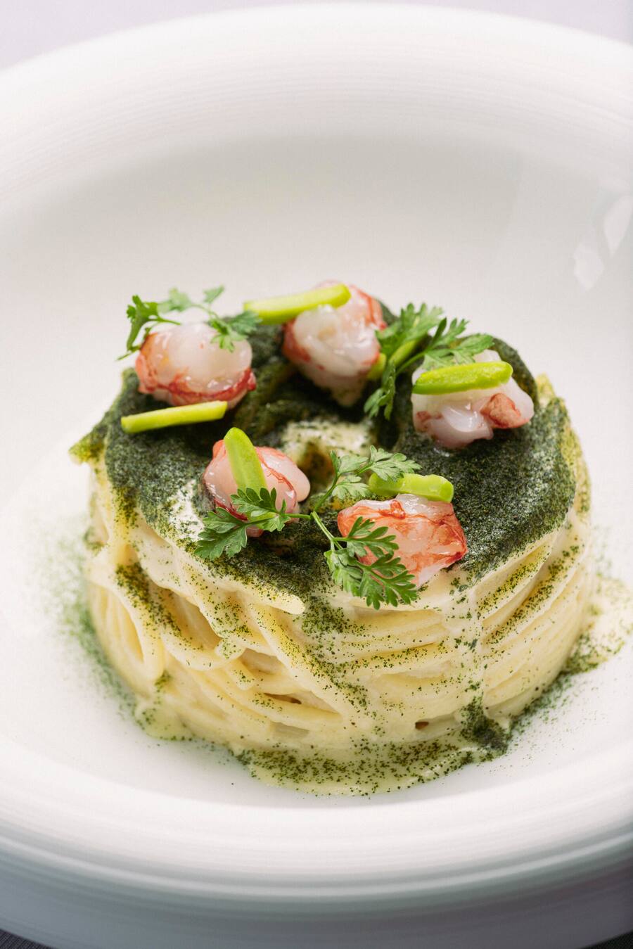 Spaghetti, Knochenmark, Saubohnen, rote Garnelen, Minze