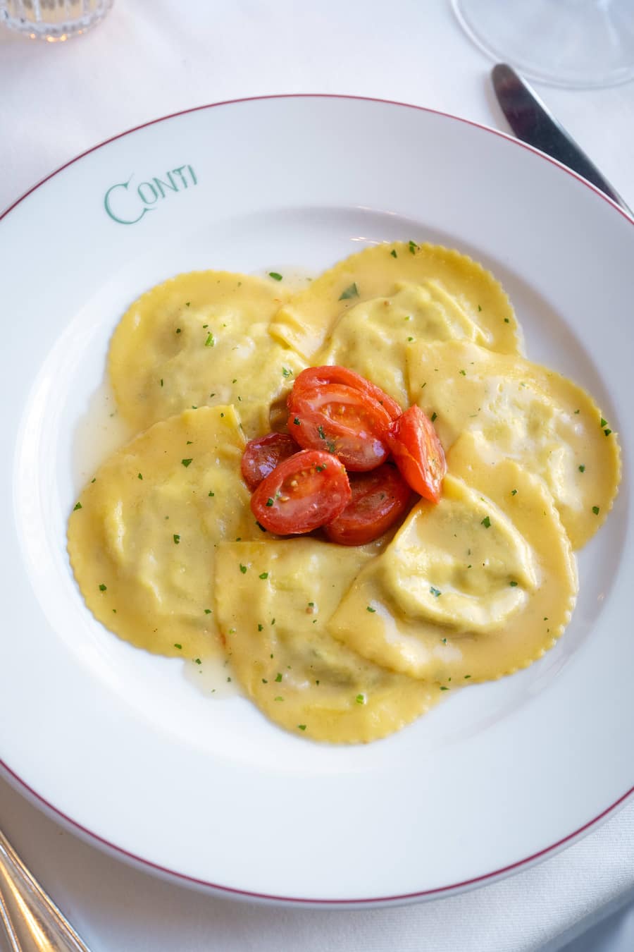 Saisonal: warme Datteritomaten krönen die Spargelravioli.