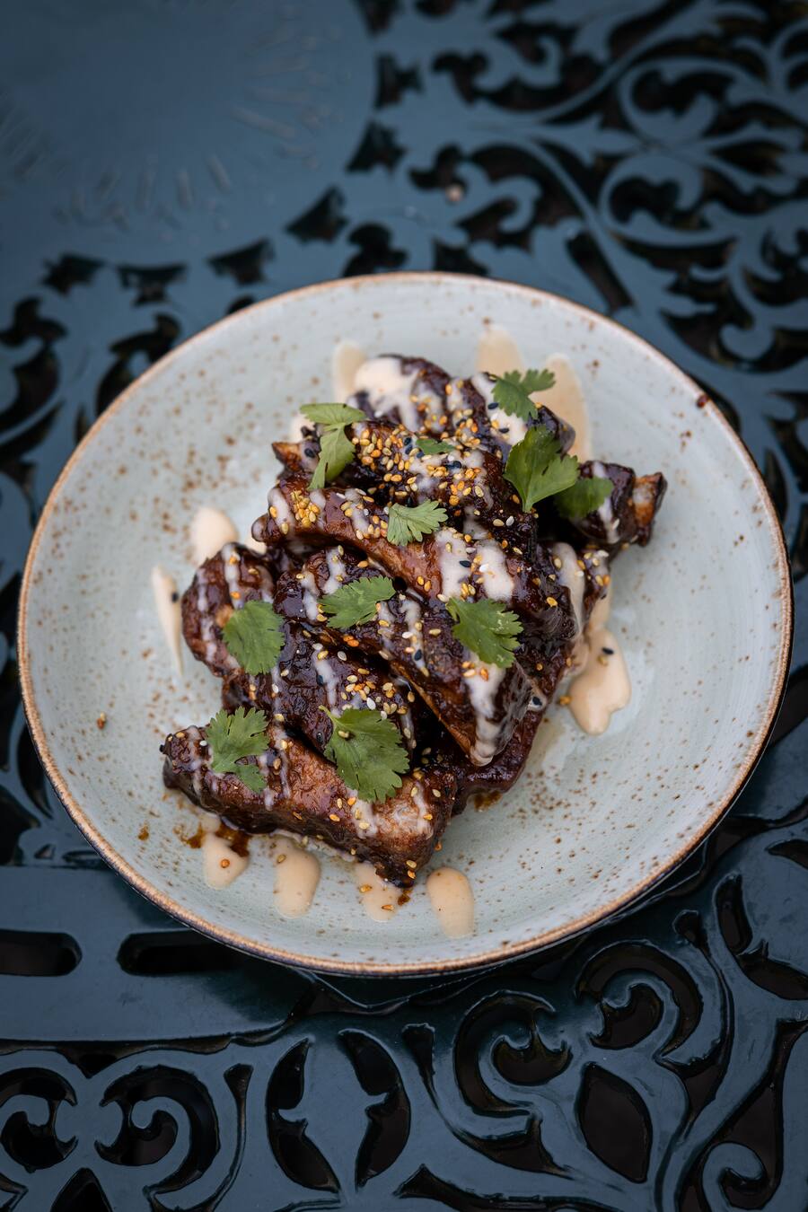 12.04.2025, Country Guide Zuerichsee, Restaurant Sonne, Biergarten, Asia Spare Ribs (photo by Remy Steiner for Gault Millau)