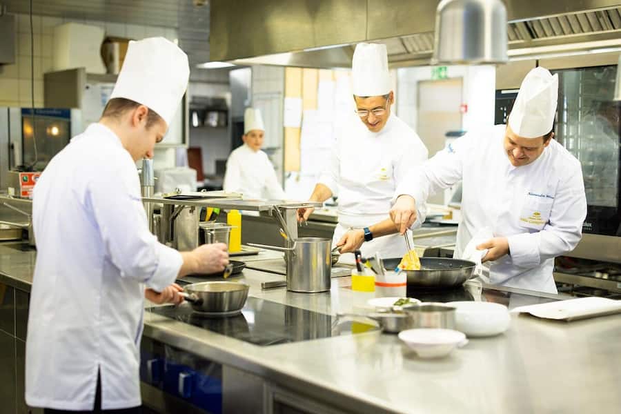 Küchenchef Alessandro Boleso mit seinem Küchenteam Villa Castagnola, Lugano, TI