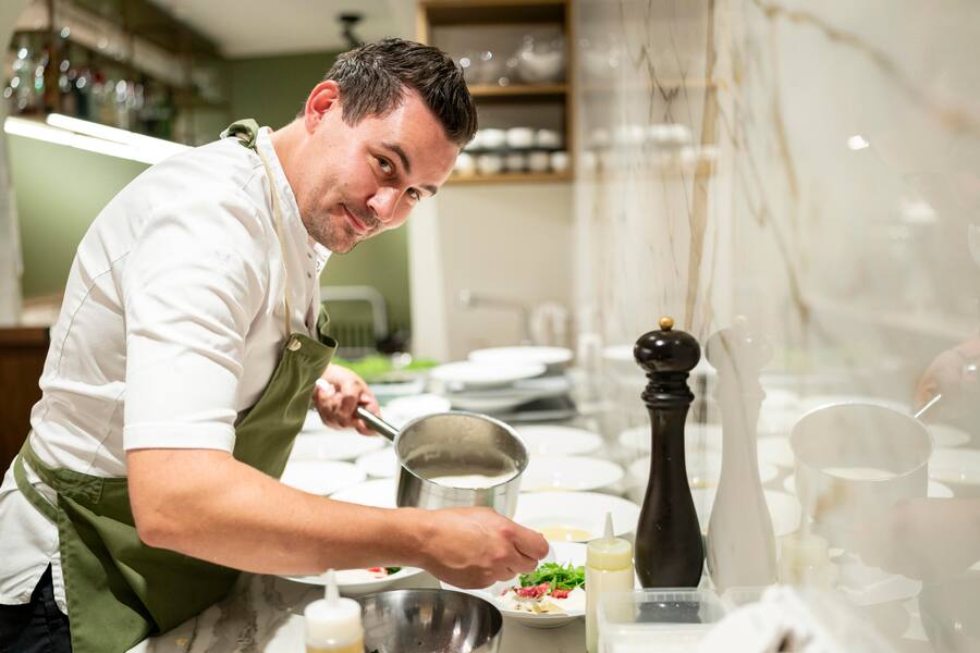 Wagyu Swissbeef Sevelen, im Lindenhofkeller, Sebastian Rösch beim Anrichten des Carpaccios