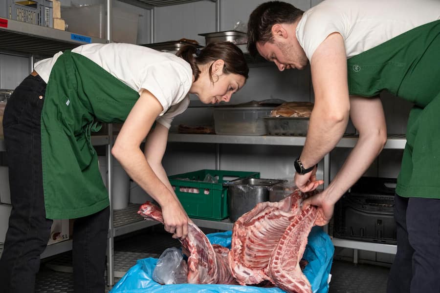 Alba avec son sous-chef dans la chambre froide