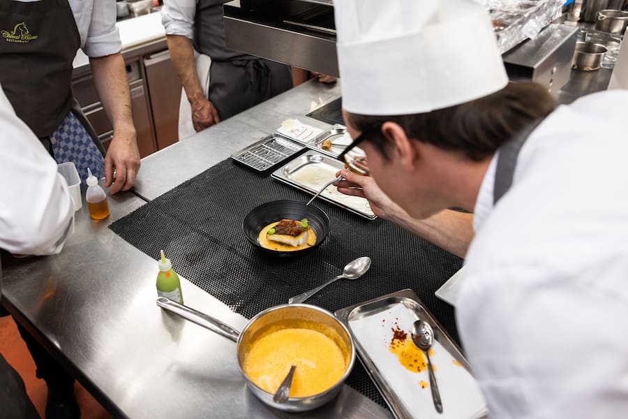 30.04.2025, Basel, Restaurant Cheval Blanc, Peter Knogl, Gelbflossenmakrele, Miso, Ponzu, Radieschen und Avocado (photo by Remy Steiner for Gault Millau)