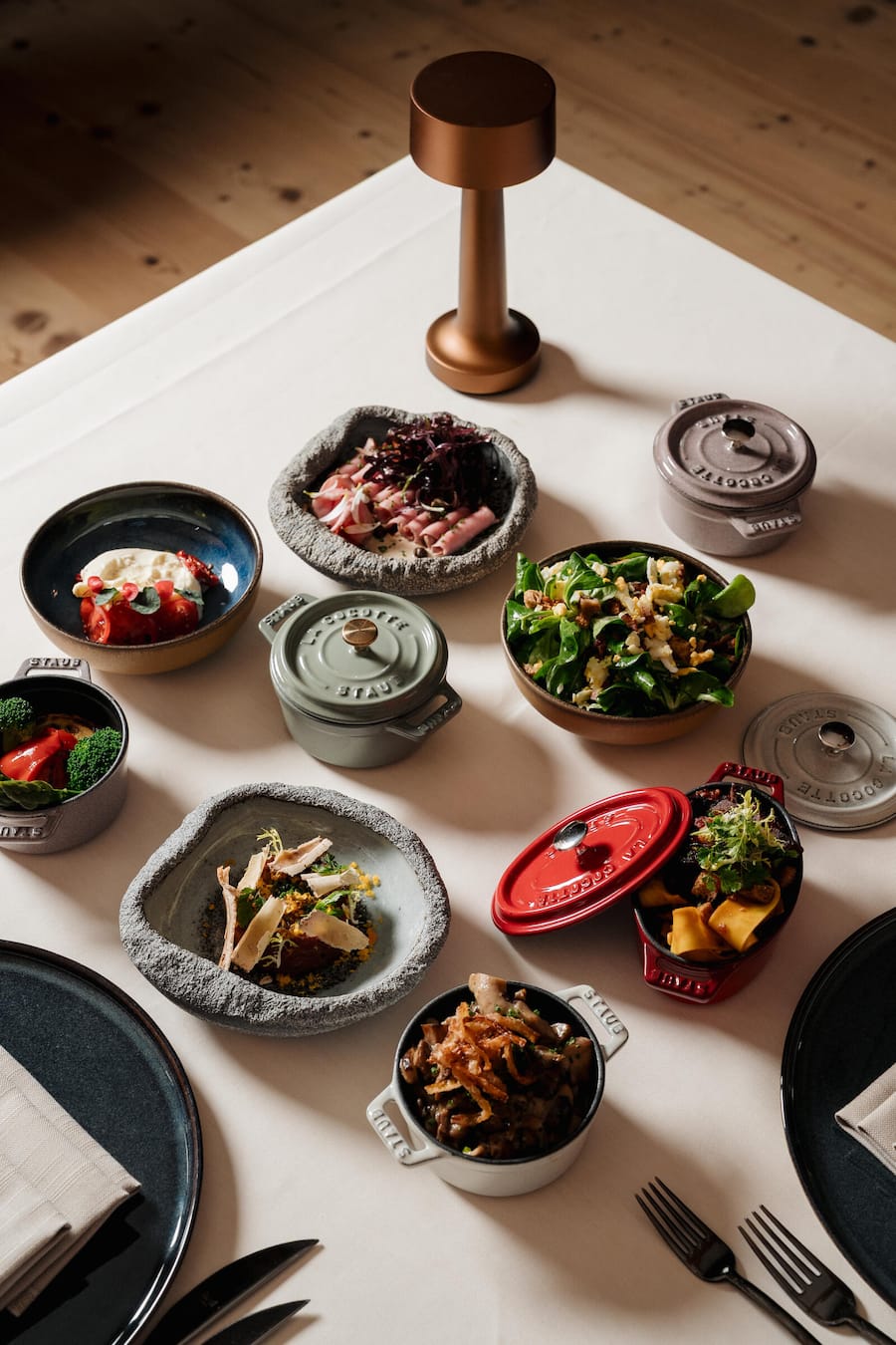 Tavolata: Vitello Tonnato, Kalbsbackenragout mit Papardelle, Burrata mit Tomatensalsa und grünem Spragel, Appenzeller Rindstartar mit gebeiztem Eigelb, Nüsslisalat mit Speck und Ei - Appenzeller Huus - Gonten - Carsten Kypke, Executive Chef - Mai 2025 - Copyright Olivia Pulver