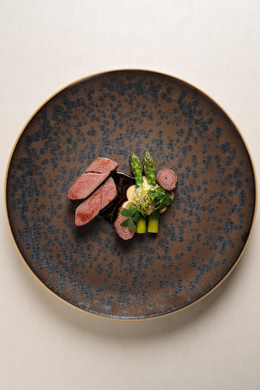 Fine Dining: Rindsentrecôte mit grünem Spargel, Sellerie, Bündnerfleisch - Appenzeller Huus - Gonten - Carsten Kypke, Executive Chef - Mai 2025 - Copyright Olivia Pulver