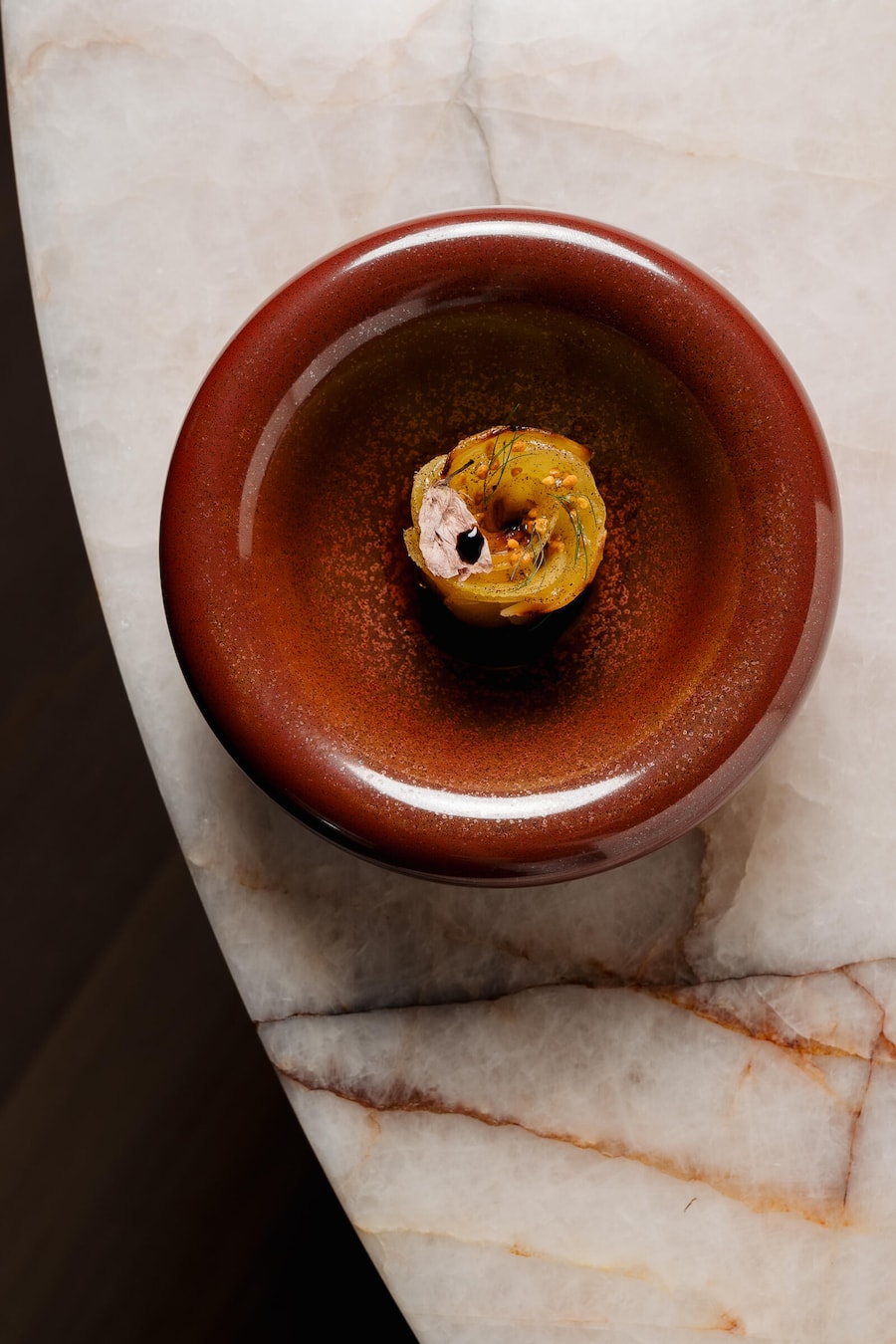 Botanicum: Randenblüte mit Kastanienrosenwasser, Eisweinbalsamico, Bronzefenchel - Appenzeller Huus - Gonten - Carsten Kypke, Executive Chef - Mai 2025 - Copyright Olivia Pulver