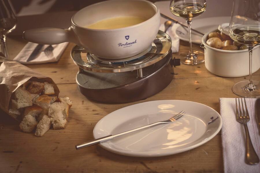 Gericht: Raclette Cervo Mountain Boutique Resort, Restaurant Ferdinand, Zermatt, VS