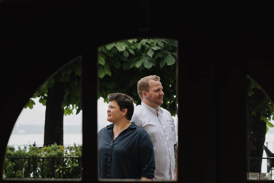 Cynthia Lauper, Marc Joshua Engel, Etikettentaufe des JRE-Sauvignon Blanc im Weingut Krebs & Steiner, Weingut Krebs & Steiner, Untergasse 22, 2514 Ligerz, 5. Mai 2025, Copyright Roy Matter