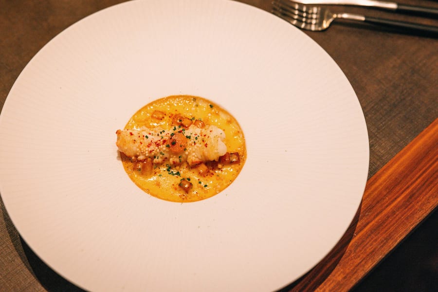 Der Signature Dish der Chedi-Twins: Grillierter Kaisergranat, mit Miso-Schaum und Zitrus