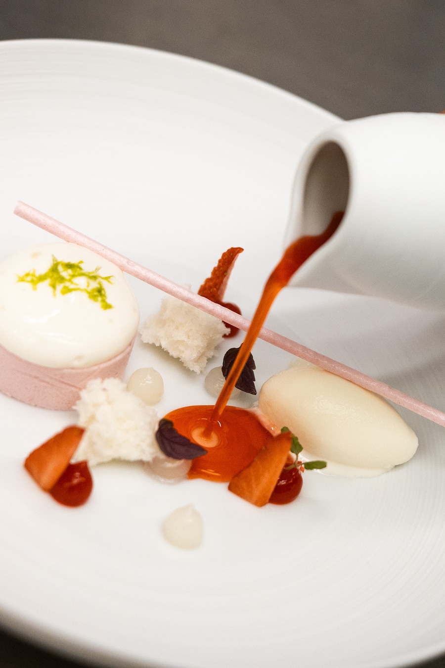 30.04.2025, Basel, Restaurant Cheval Blanc, Peter Knogl, Gariguette-Erdbeeren, Joghurt, Limette und Meringue (photo by Remy Steiner for Gault Millau)