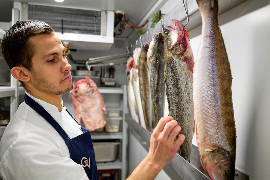 Savièse , le 8 mai 2025, Gilles Varone invite Raphael Maye dans son univers ou il nous présente une déclinaison dâasperges de chez Bianco et sa sauce hollandaise fumée au foin , et sa roulade dâ agneau en crépine , et son filet de Sandre du Valais, avec comme sommelièreLise Donier Méroz © sedrik nemeth