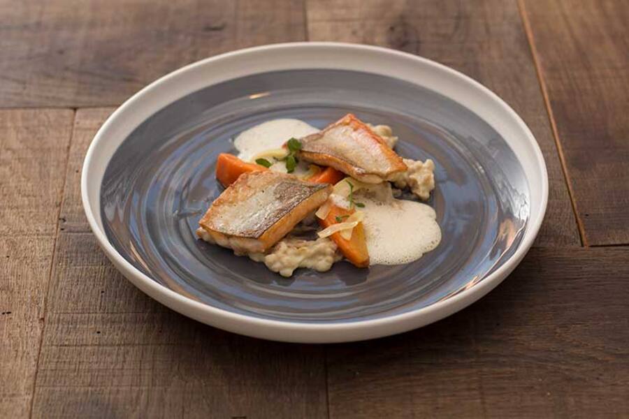 Ein typischer «Floh»: Saibling mit Emmerrisotto und Karotten.