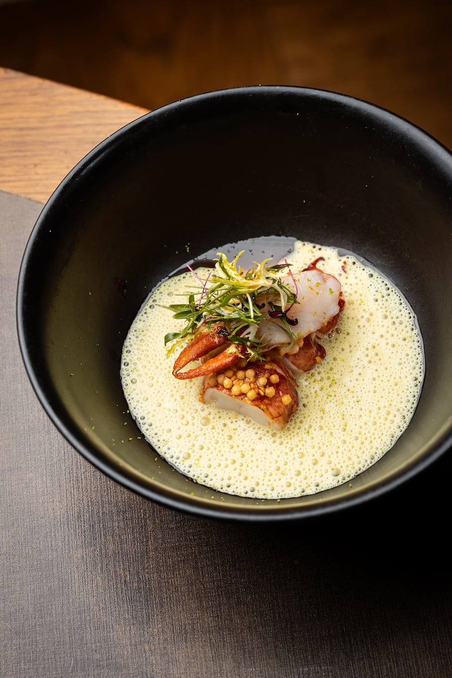 11.05.2025, The Chedi Andermatt, Generalversammlung Grandes Tables Suisses, Sautierter blauer Hummer, Vadouvanschaum, Kimchi-Sesam (photo by Remy Steiner for Gault Millau)