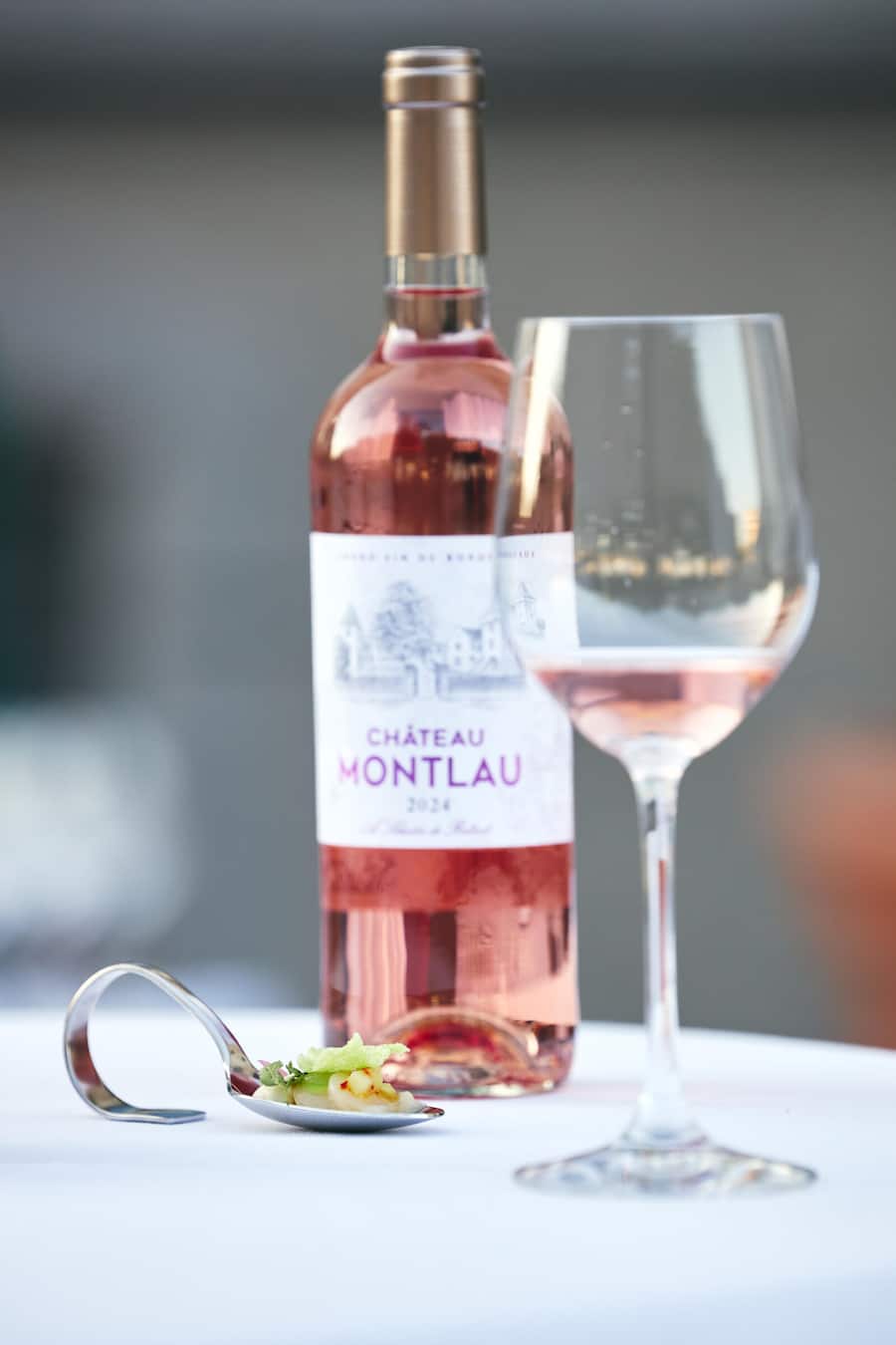 Jakobsmuschel auf Mangosalat dazu Chateau Montlau Rose 2024