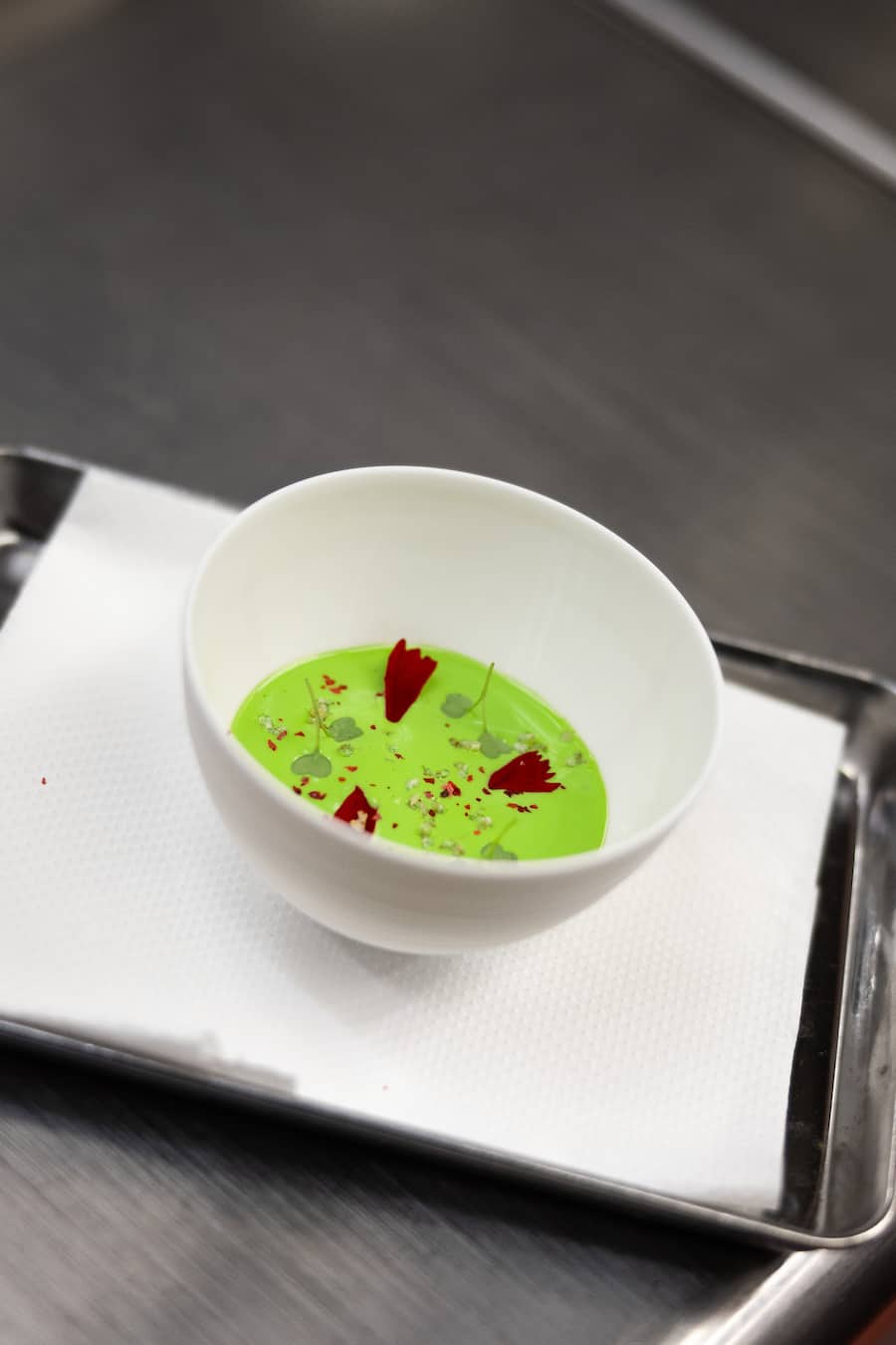 30.04.2025, Basel, Restaurant Cheval Blanc, Peter Knogl, Jalapeno-Espuma und Carabinero  (photo by Remy Steiner for Gault Millau)