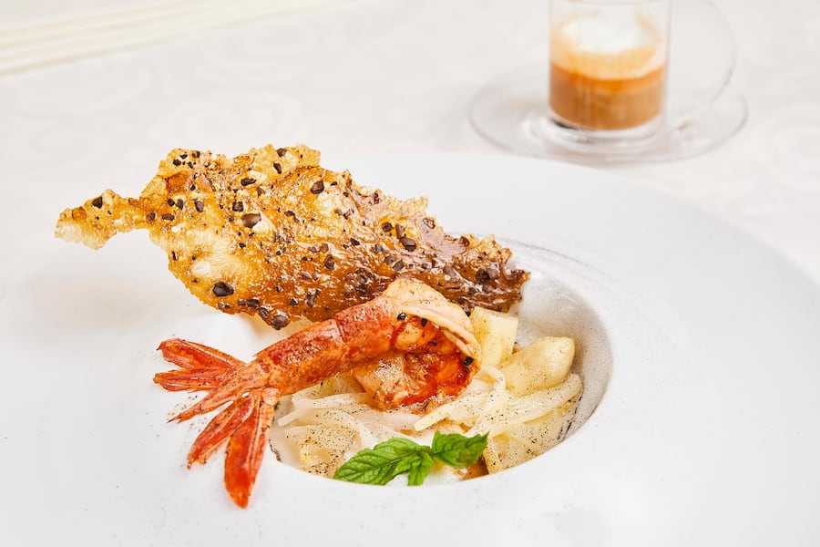 Gambero Rosso mit Spargel und Kaffee-Krustentiersauce. Jörg Slaschek, Attisholz Restaurant Le Feu in Solothurn-Riedholz, 29.05.2020, Foto Lucia Hunziker Joerg Slaschek, Restaurant Attisholz, Solothurn, Riedholz, Nespresso © Lucia Hunziker