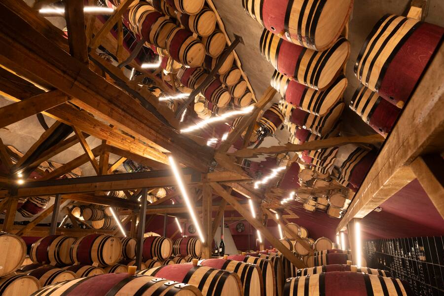 Neuster Fasskeller im Dachstock inszeniert vom Künstler ...... Jean-René Germanier, Wallis, CH