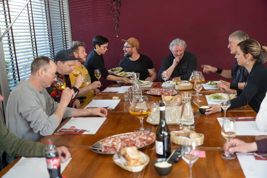 Jeden 1. Donnerstag des Monats sind alle Kellermitarbeiter zum Apero und Lunch geladen Jean-René Germanier, Wallis, CH