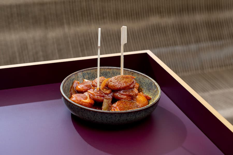 Kalbs-Currybratwurst, Schaschlik-Zwiebeln  Krug Lounge, Dolder Grand, Snacks by Heiko Nieder  Krug Lounge Dolder Grand