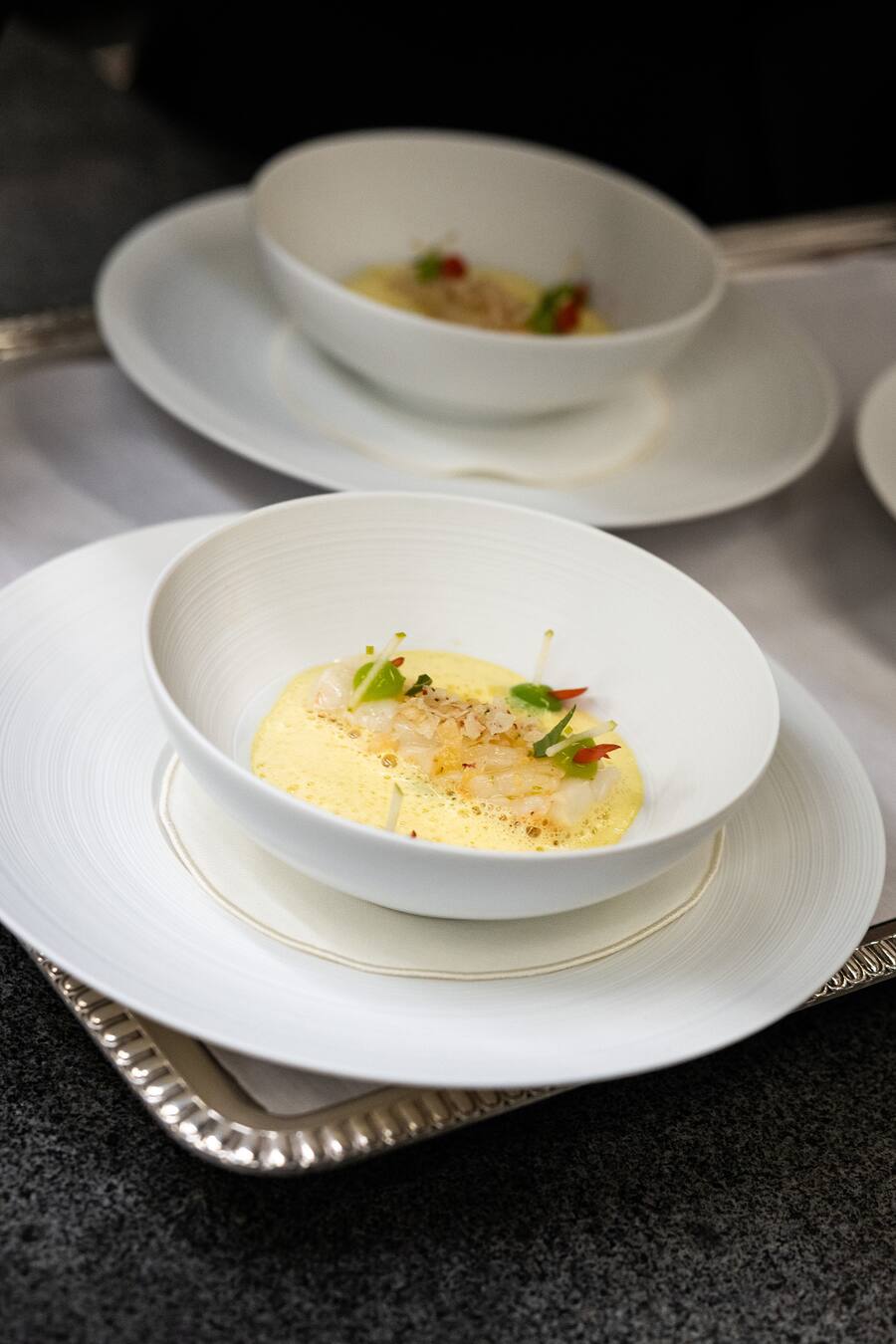 30.04.2025, Basel, Restaurant Cheval Blanc, Peter Knogl, Langoustine, Madras Curry, Zitronengras und Granny Smith Apfel (photo by Remy Steiner for Gault Millau)