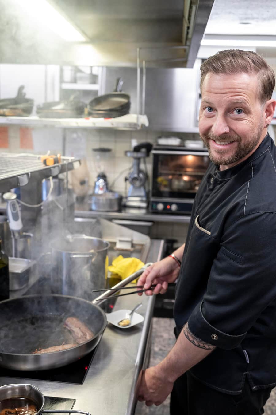 Maibock Restaurant Eichmuehle, Wädenswil, Oli Eder brät Maibock-Rehrücken