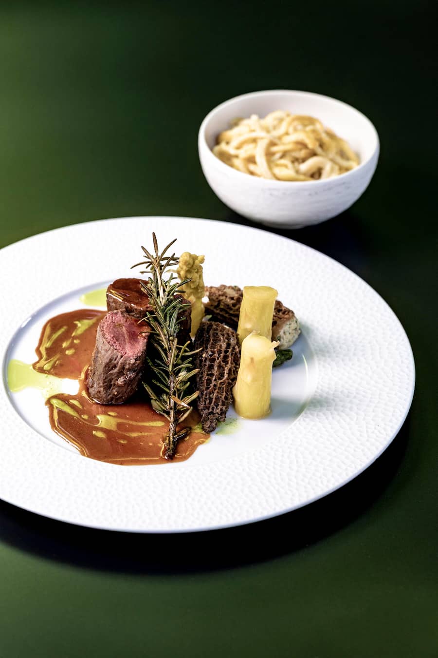 Maibock Restaurant Eichbuehl, Wädenswil, Rehrücken mit Morcheln, Spargeln und schwäbischen Spätzle