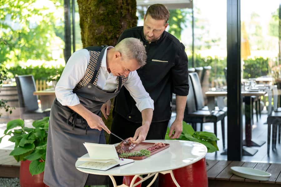Maibock Restaurant Eichmuehle, Wädenswil, Böni tranchiert unter der Anleitung von Oli Eder den Maibock-Rehrücken
