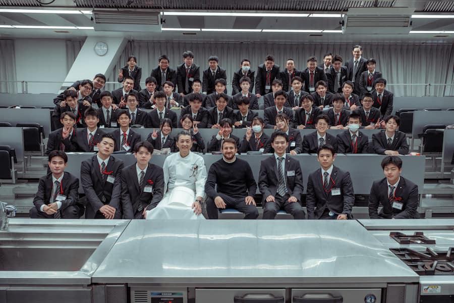 Marco Campanella in Tokio, Japan, Reisebericht Besuch der Musashino Culinary School, einer der renommiertesten Kochschulen Japans. Direktor Aizumi Yoshitaka führt die Gruppe persönlich durch die Klassenzimmer und Schulräume.