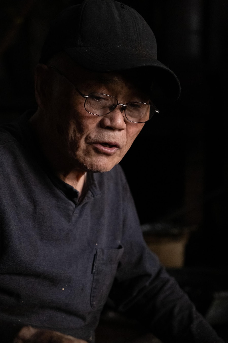 Marco Campanella in Tokio, Japan Am Donnerstag Vormittag folgt der Besuch bei Schmiedemeister Toshiki Nanbu in Echizen. In seiner Werkstatt entsteht jedes Messer von Hand. Der 85-Jährige zeigt ruhig und konzentriert, wie aus glühendem Stahl ein feines Küchenmesser wird.