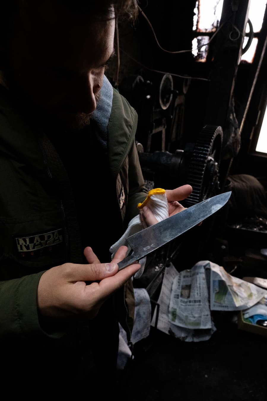 Marco Campanella in Tokio, Japan Am Donnerstag Vormittag folgt der Besuch bei Schmiedemeister Toshiki Nanbu in Echizen. In seiner Werkstatt entsteht jedes Messer von Hand. Der 85-Jährige zeigt ruhig und konzentriert, wie aus glühendem Stahl ein feines Küchenmesser wird.