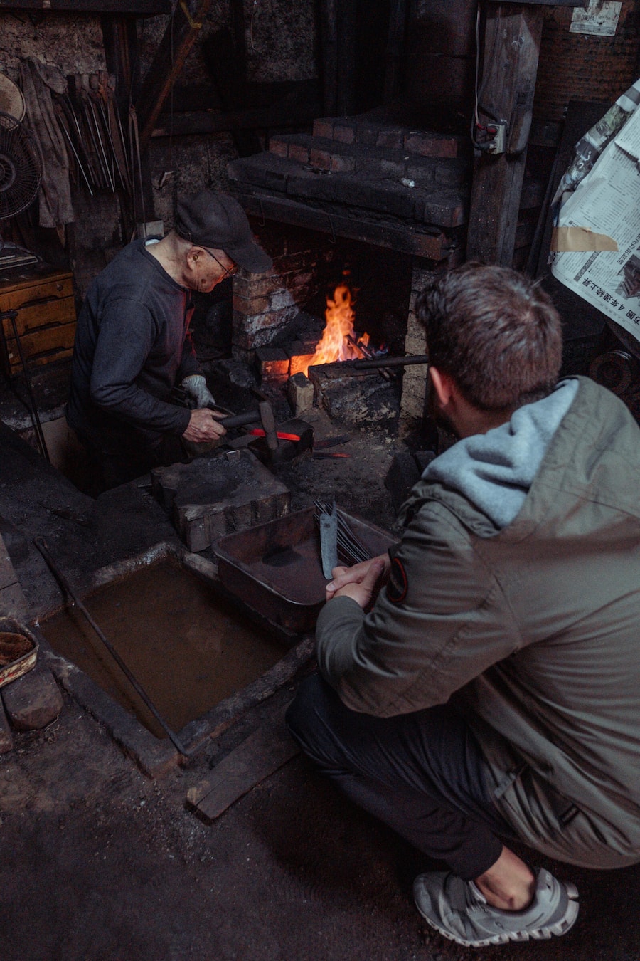 Marco Campanella in Tokio, Japan Am Donnerstag Vormittag folgt der Besuch bei Schmiedemeister Toshiki Nanbu in Echizen. In seiner Werkstatt entsteht jedes Messer von Hand. Der 85-Jährige zeigt ruhig und konzentriert, wie aus glühendem Stahl ein feines Küchenmesser wird.