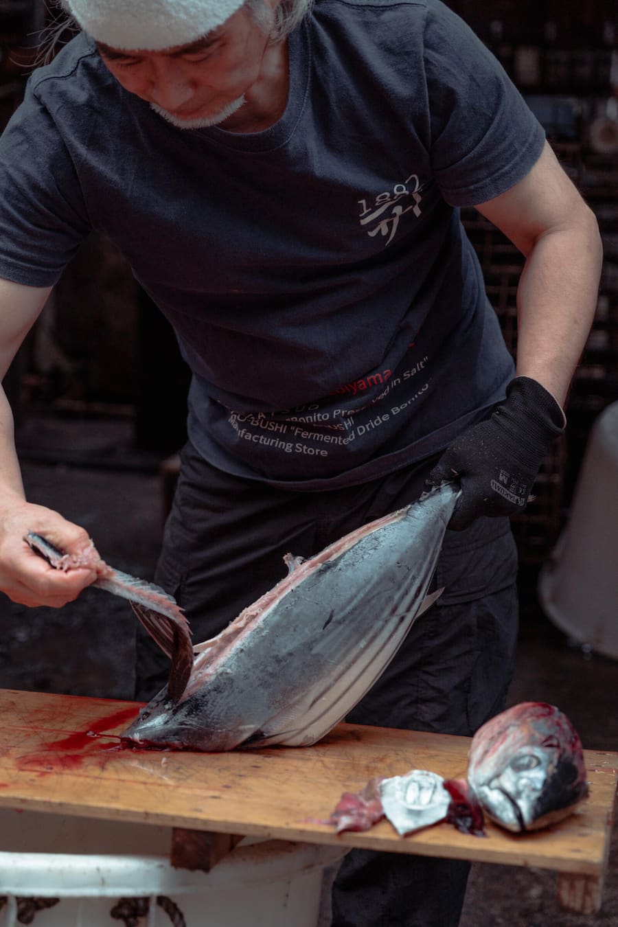 Marco Campanella in Japan, Reisebericht Am Freitag geht es früh los in die Izu-Halbinsel, zur Manufaktur Kanesa. Seit fünf Generationen stellt Familie Serizawa hier Katsuobushi her, geräucherten und fermentierten Thunfisch, der die Basis japanischer Brühen «Dashi» bildet.