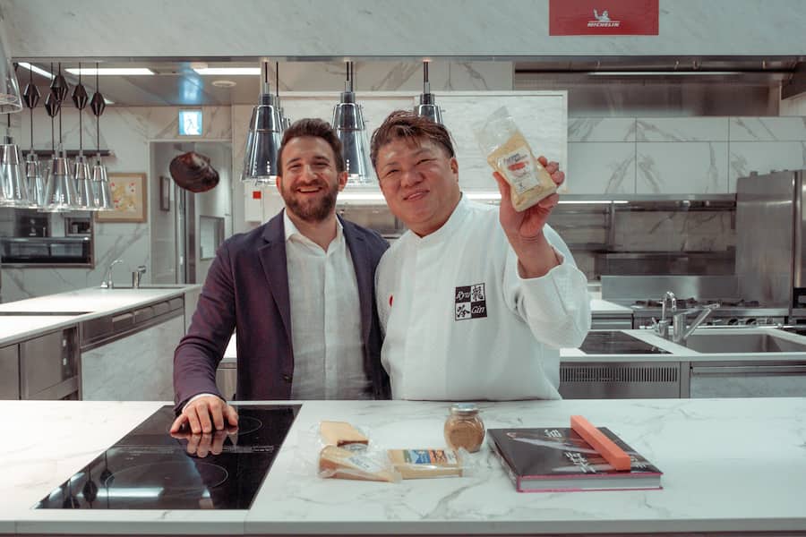 Marco Campanella in Japan, Reisebericht Am Freitag geht es früh los in die Izu-Halbinsel, zur Manufaktur Kanesa. Seit fünf Generationen stellt Familie Serizawa hier Katsuobushi her, geräucherten und fermentierten Thunfisch, der die Basis japanischer Brühen «Dashi» bildet.