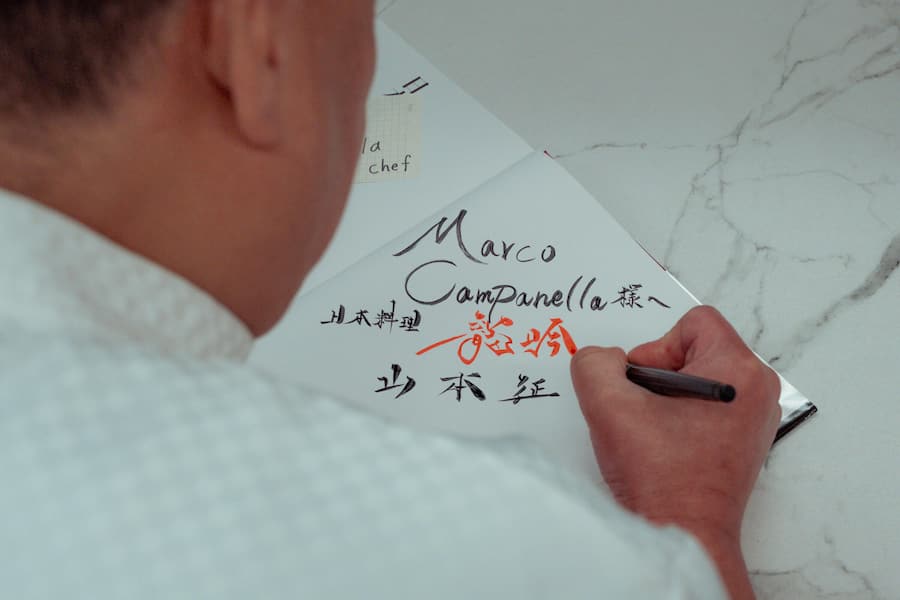 Marco Campanella in Japan, Reisebericht Am Freitag geht es früh los in die Izu-Halbinsel, zur Manufaktur Kanesa. Seit fünf Generationen stellt Familie Serizawa hier Katsuobushi her, geräucherten und fermentierten Thunfisch, der die Basis japanischer Brühen «Dashi» bildet.