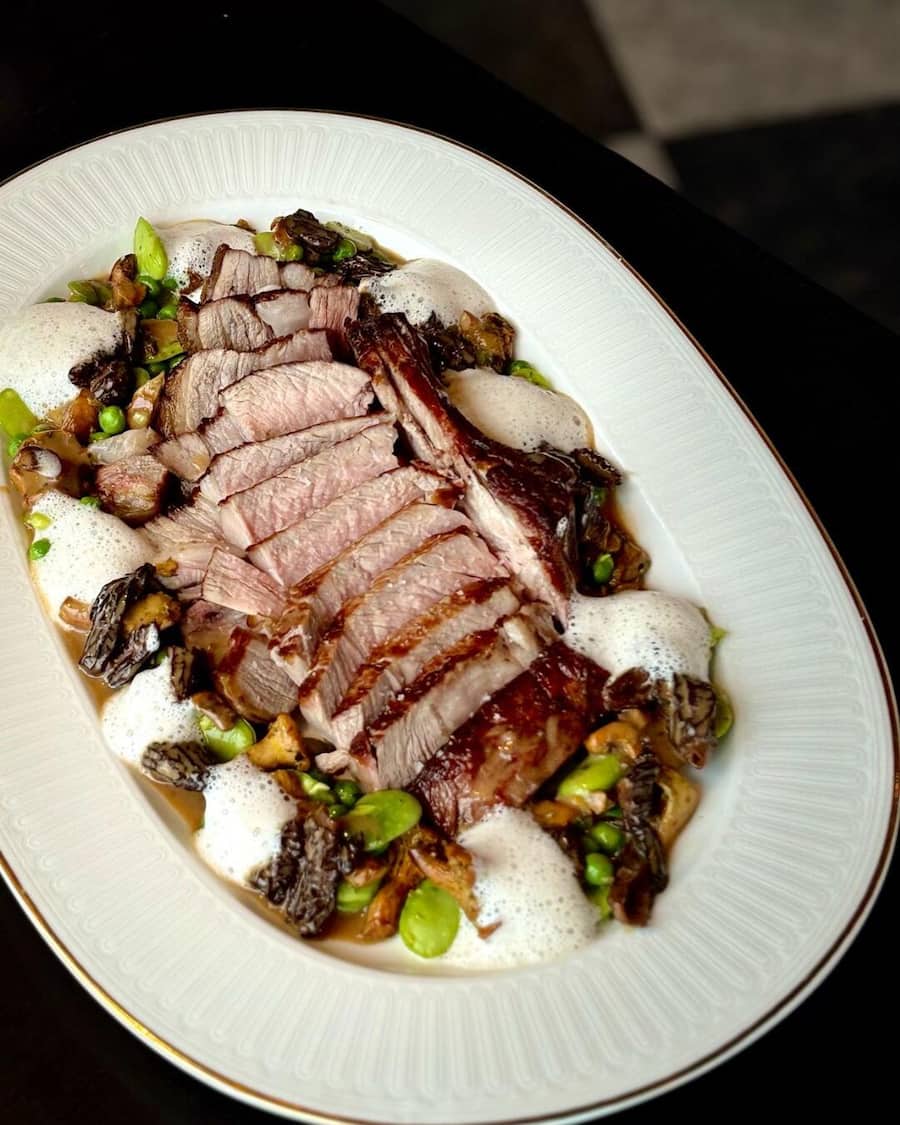 Côte de veau grillée au barbecue, jus de veau réduit à l’estragon et asperges du Valais pour un festin printanier.