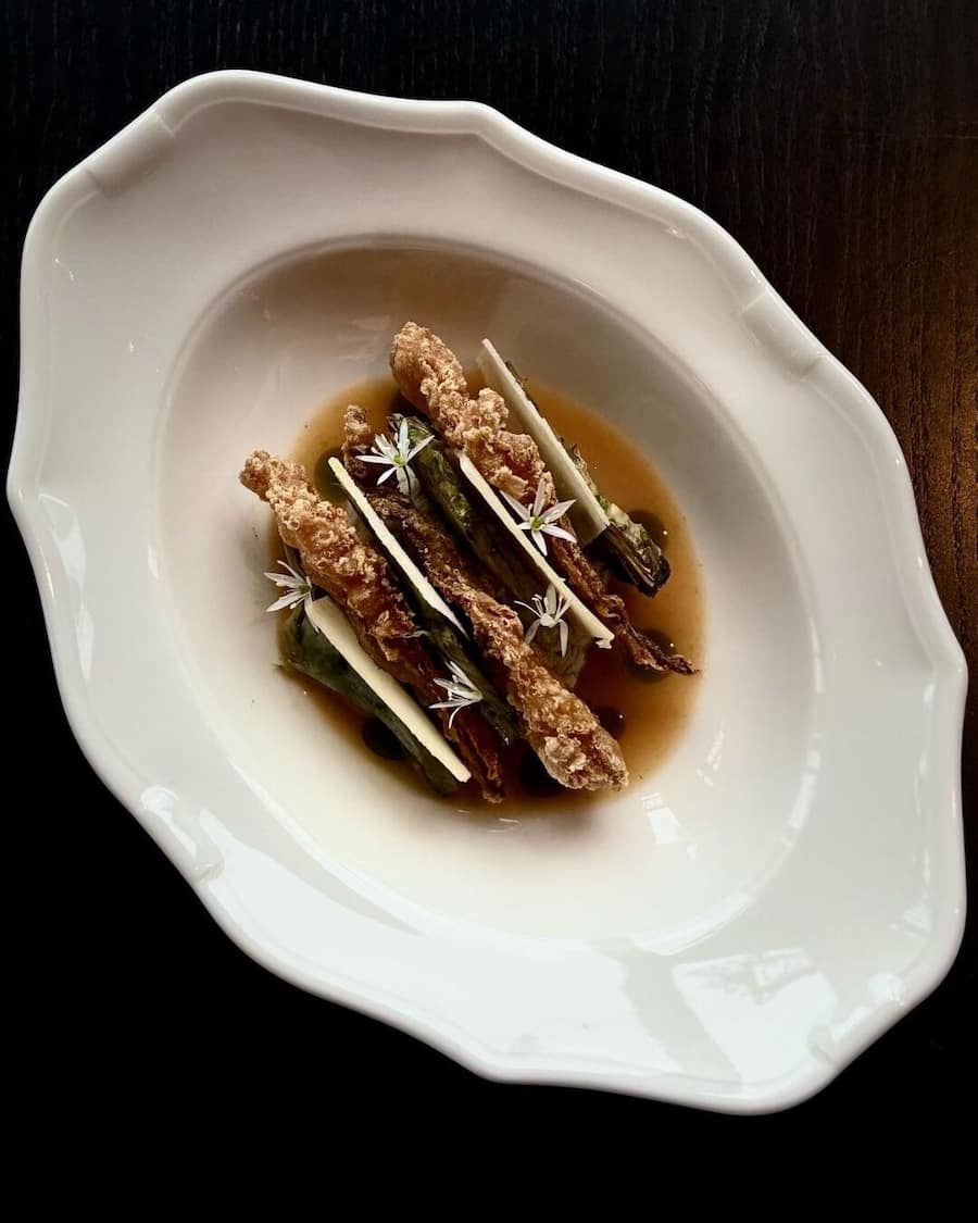 Les artichauts sont accompagnés de fleurs de courgette en tempura. Comme toutes les entrées, c'est le chef qui les apporte!