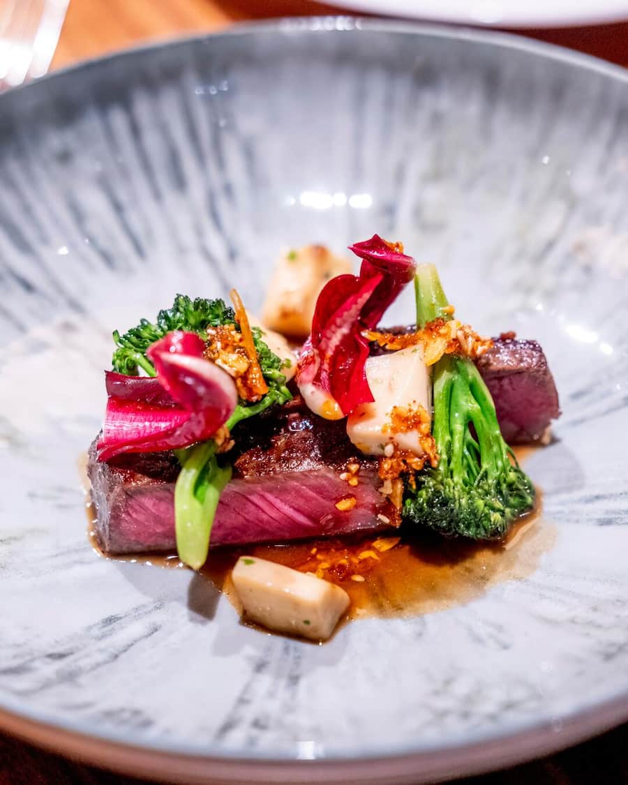 Le bœuf wagyu grillé, avec une huile de sésame, ail et piment, et des légumes sautés.