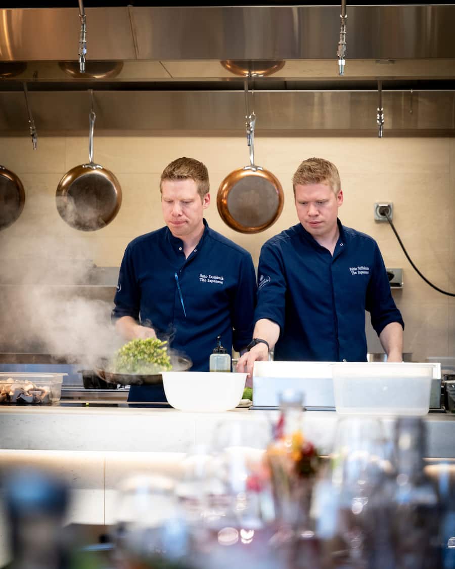 Ne comptez pas sur les frères pour rester en retrait: ils cuisinent vraiment sous les yeux des convives.