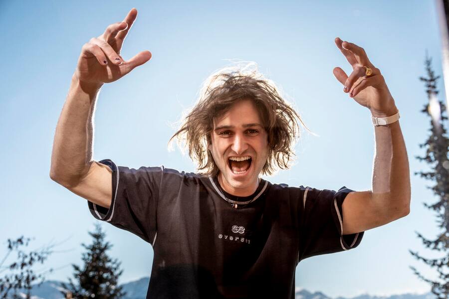 Snowboarder und Musiker Pat Burgener in seinem Haus in Crans Montana. Aufgenommen im Januar 2023. ©David Birri