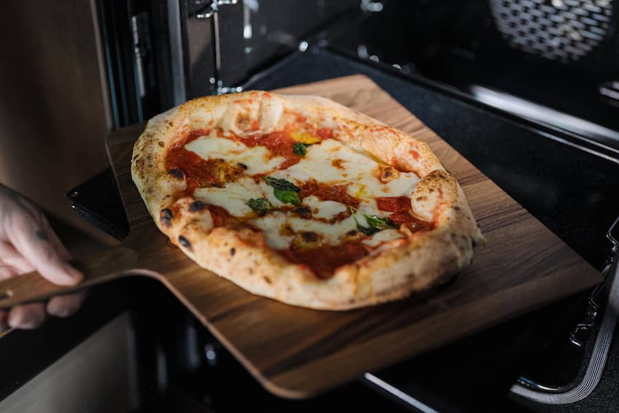 Pizza Margherita aus dem VZUG Pizzabackofen inkl. Pizzablech und Pizzaschaufel - A TAVERNA E PULLICINELLA - Zuerich - Mai 2025 - Copyright Olivia Pulver