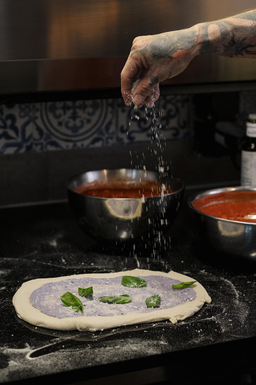 Pizza mit Creme aus violetten Kartoffeln, gelben Tomaten und Salsiccia - A TAVERNA E PULLICINELLA - Zuerich - Mai 2025 - Copyright Olivia Pulver